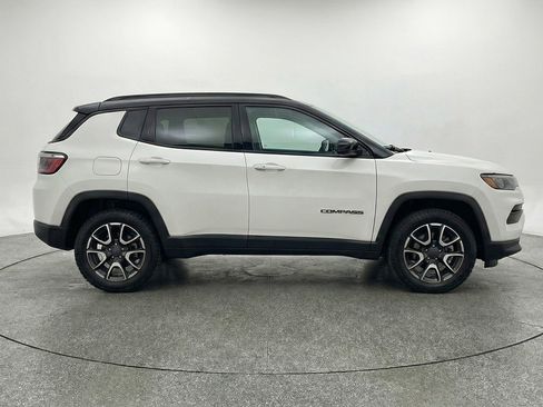 Used 2025 Jeep Compass Trailhawk AWD/4WD image 11