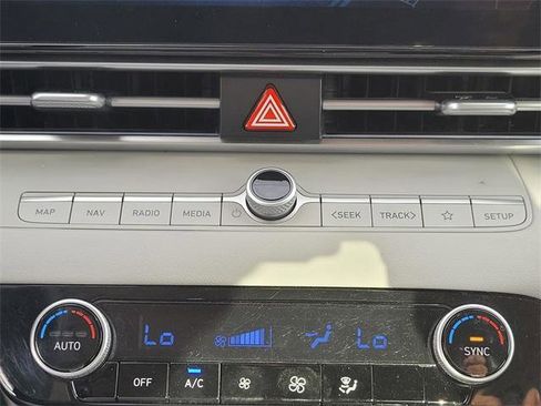 Used 2024 Hyundai Elantra Limited image 20