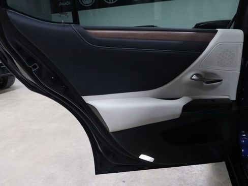 Used 2025 Lexus ES 350 w/ Premium Package image 17
