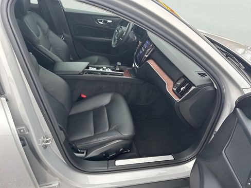 Used 2025 Volvo V60 B5 Cross Country Plus image 34