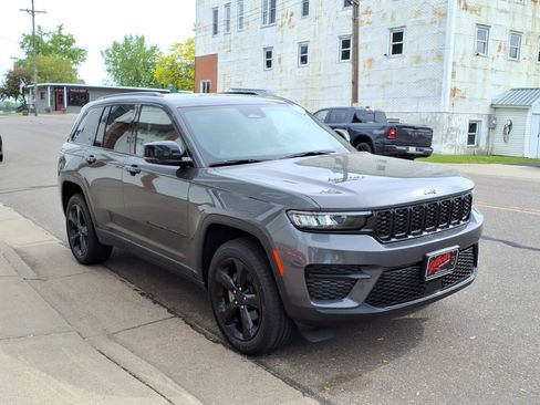 Used 2023 Jeep Grand Cherokee Altitude AWD/4WD image 4