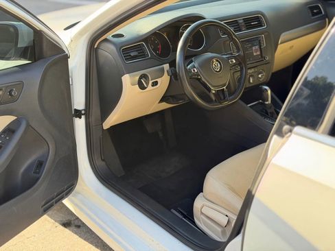 Used 2017 Volkswagen Jetta SE image 3