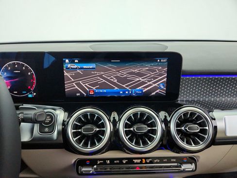 Certified 2025 Mercedes-Benz GLB 250 4MATIC w/ Exclusive Package image 13