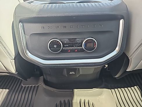 Used 2025 Ford Expedition Platinum w/ Driver's Package AWD/4WD image 14