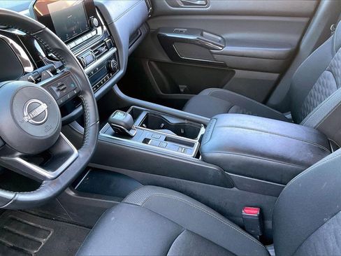 Used 2025 Nissan Pathfinder SV image 13