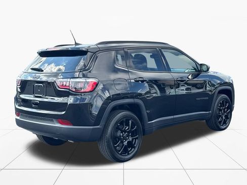 Used 2025 Jeep Compass Latitude w/ Convenience Group AWD/4WD image 6