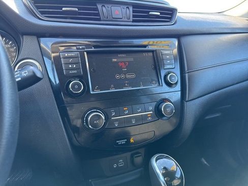 Used 2020 Nissan Rogue SV image 12