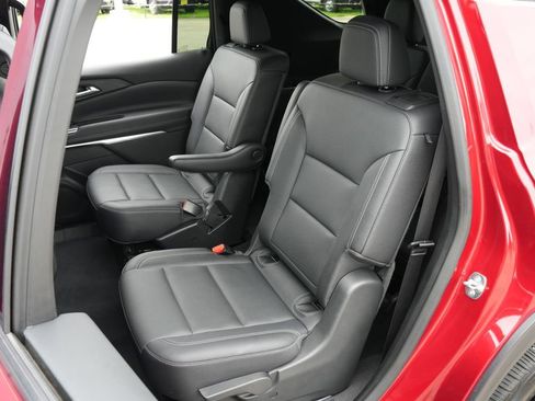 Used 2025 Chevrolet Traverse LT w/ Midnight/Sport Edition FWD image 18