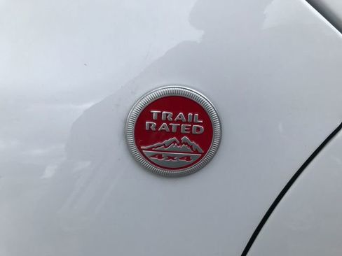 Used 2022 Jeep Cherokee Trailhawk AWD/4WD image 10