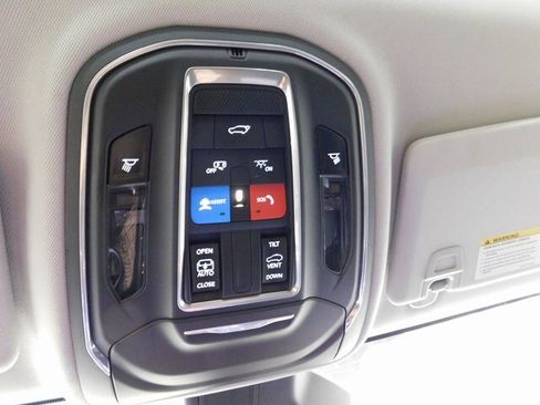 Used 2022 Jeep Grand Cherokee Laredo w/ Luxury Tech Group I image 35