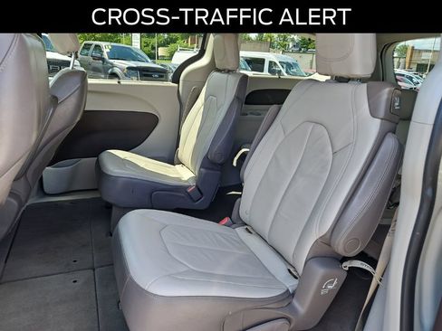 Used 2017 Chrysler Pacifica Touring-L w/ Tire & Wheel Group FWD image 15