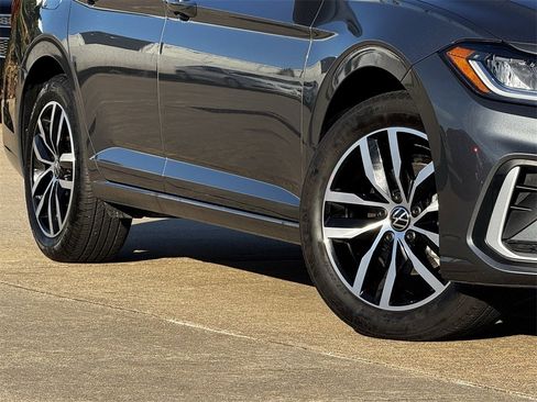 Used 2025 Volkswagen Jetta SE image 3