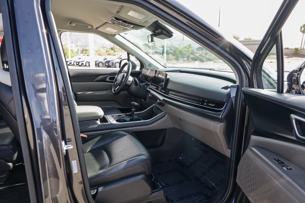 Used 2025 Kia Carnival FWD image 22
