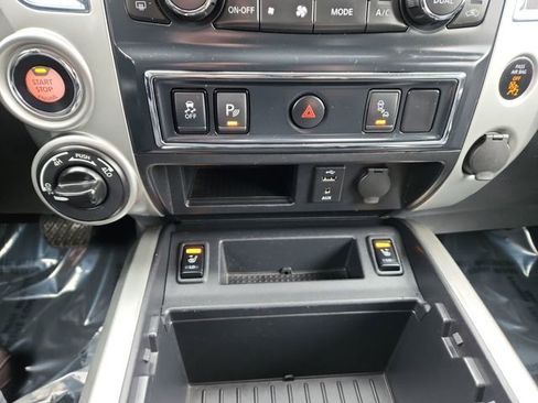 Used 2018 Nissan Titan SL image 44