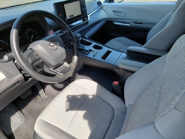 Used 2025 Toyota Sienna LE FWD image 9