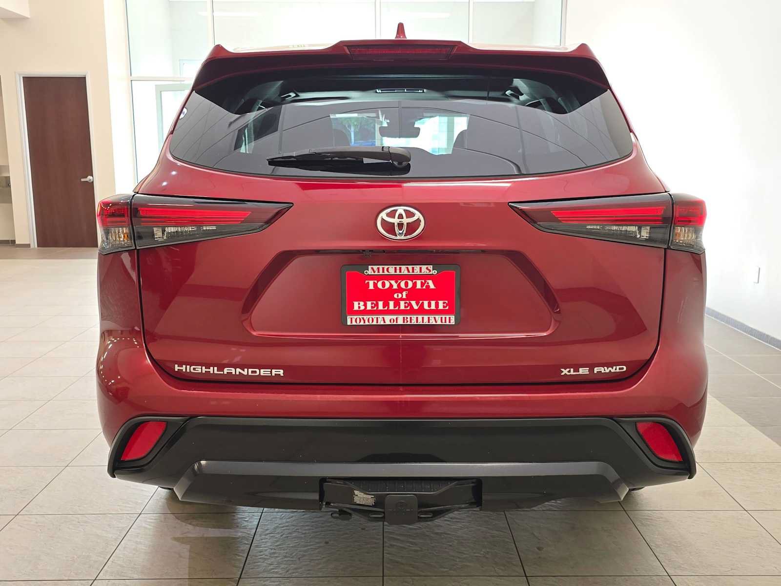 Used 2024 Toyota Highlander XLE AWD/4WD image 5