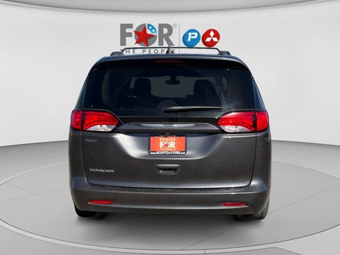 Used 2021 Chrysler Voyager Lxi FWD image 4