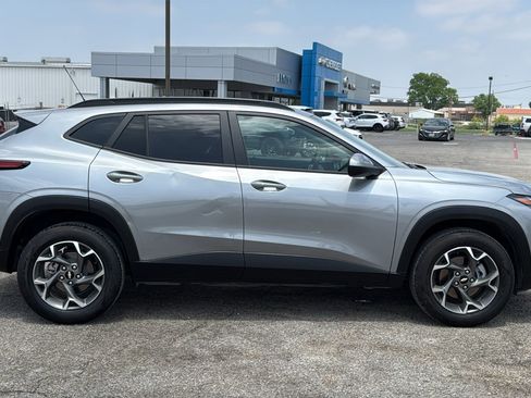 Used 2024 Chevrolet Trax LT w/ Driver Confidence Package FWD image 8