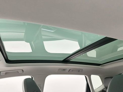 Certified 2025 Volkswagen Taos SE image 23