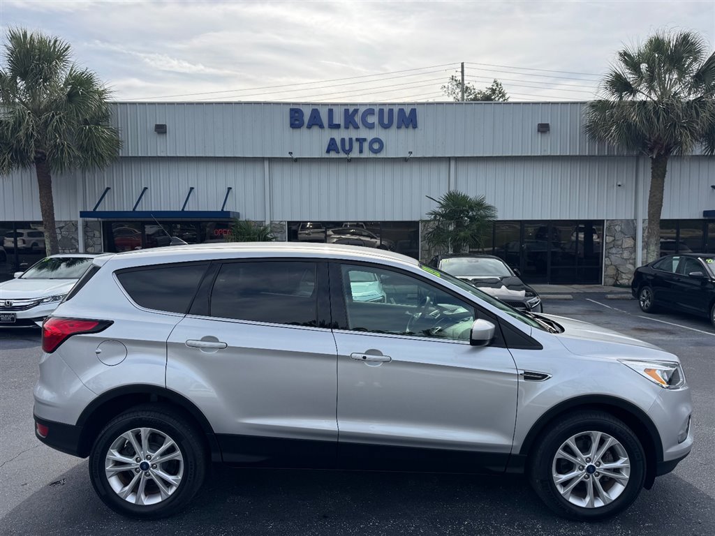 Used 2019 Ford Escape SE FWD image 1