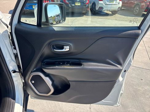 Used 2016 Jeep Renegade Limited FWD image 25