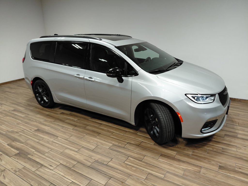 Certified 2026 Chrysler Pacifica Limited w/ S Appearance Package FWD image 26