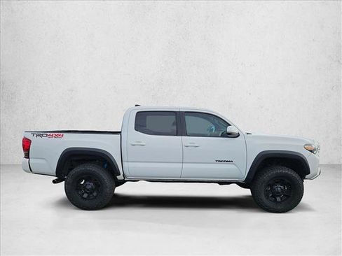 Used 2017 Toyota Tacoma TRD Off-Road AWD/4WD image 4