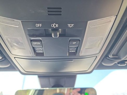 Used 2018 Toyota RAV4 SE image 30