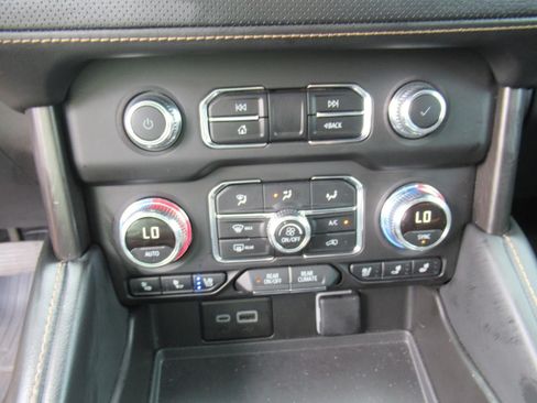 Used 2024 GMC Yukon AT4 w/ Technology Package AWD/4WD image 27