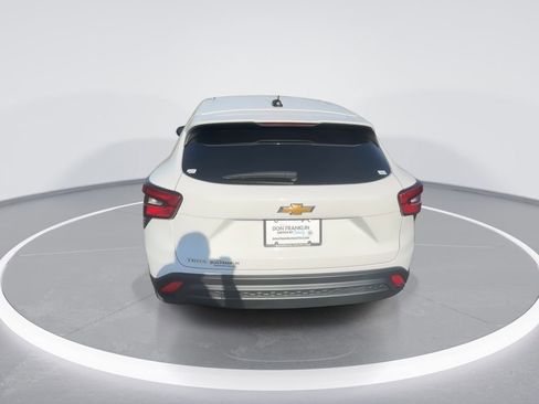 Used 2025 Chevrolet Trax LS w/ LS Convenience Package FWD image 7