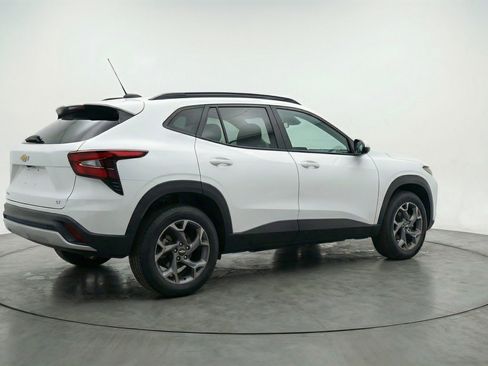 Used 2025 Chevrolet Trax LT FWD image 9