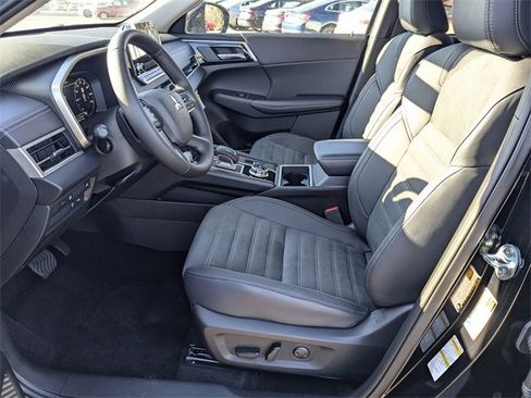 New 2025 Mitsubishi Outlander SE image 13