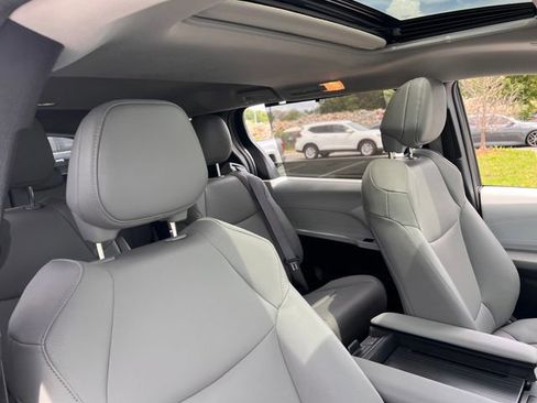 Used 2025 Toyota Sienna XLE FWD image 35