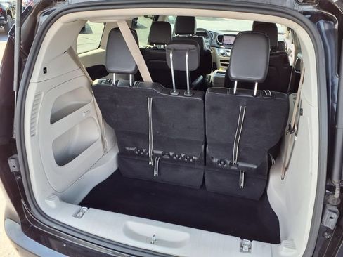 Used 2024 Chrysler Pacifica Touring-L FWD image 26