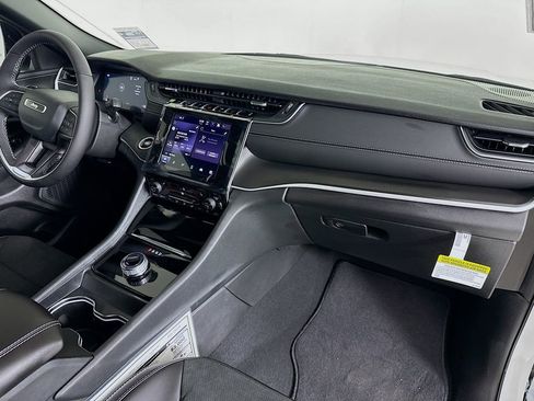 New 2025 Jeep Grand Cherokee L Altitude image 30