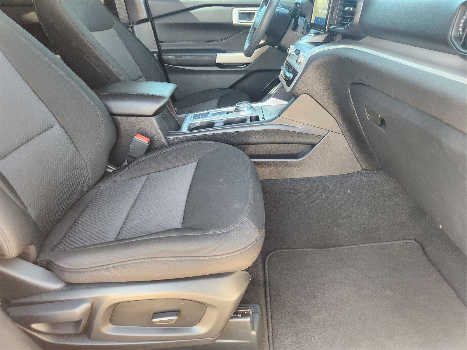 Used 2024 Ford Explorer XLT RWD image 14