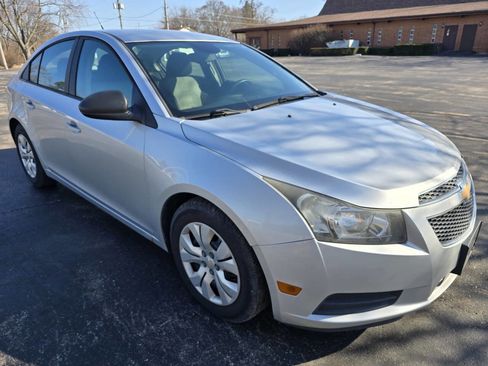Used 2013 Chevrolet Cruze LS image 3