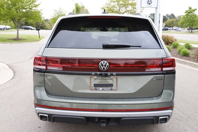 Used 2025 Volkswagen Atlas Peak Edition SE AWD/4WD image 4