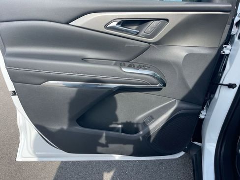 Used 2025 Chevrolet Traverse LT image 25