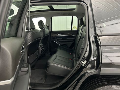 Used 2022 Jeep Grand Cherokee Limited AWD/4WD image 28