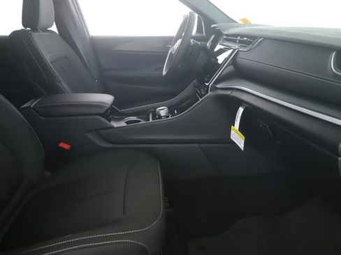 Used 2025 Jeep Grand Cherokee Laredo w/ MOPAR Finishing Package image 28