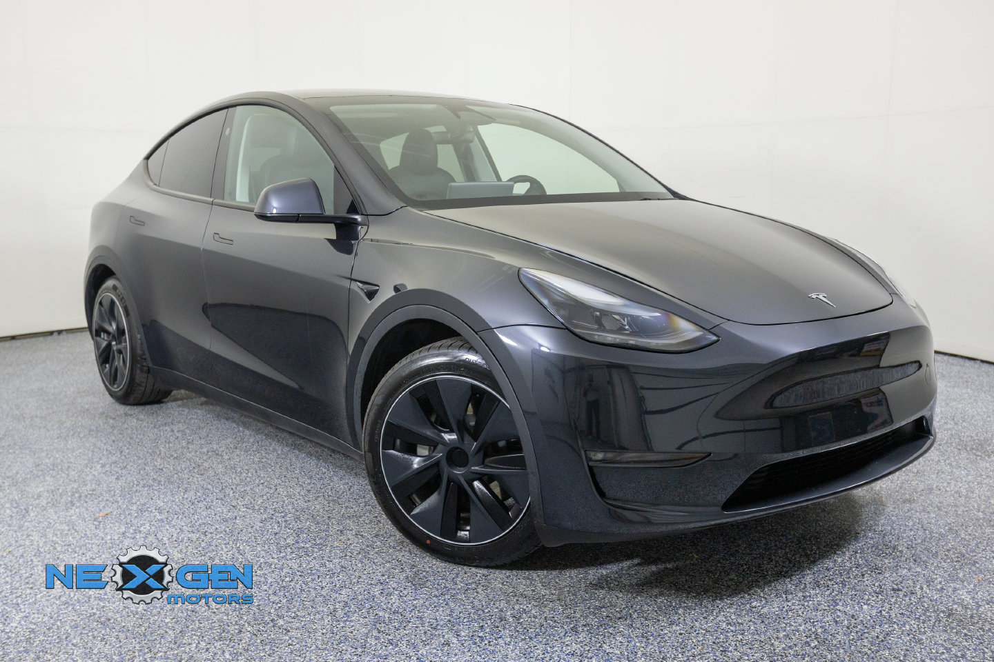 Used 2024 Tesla Model Y Long Range AWD/4WD image 1