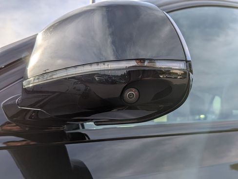 Used 2023 BMW X6 xDrive40i w/ M Sport Package image 16