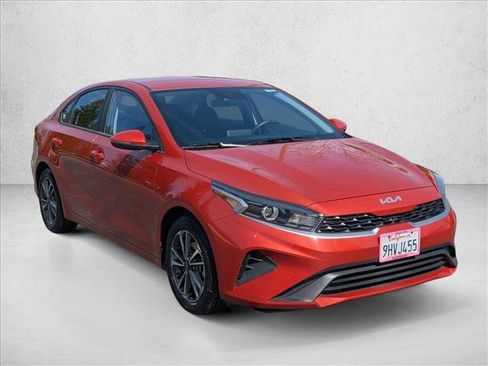 Used 2023 Kia Forte LXS w/ LXS Technology Package image 3