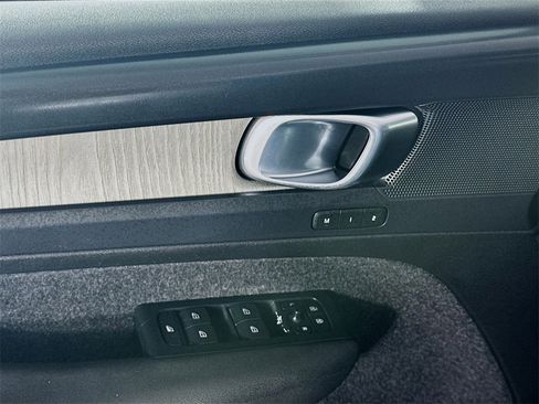 Used 2023 Volvo XC40 B4 Plus image 24