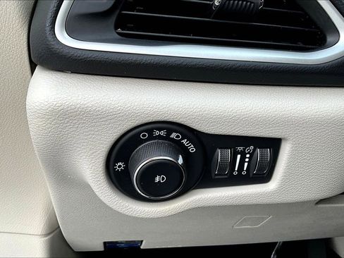 Used 2023 Chrysler Pacifica Touring-L FWD image 15