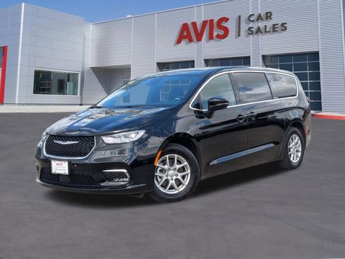 Used 2025 Chrysler Pacifica Select image 1