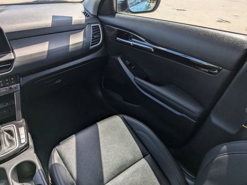 Certified 2026 Kia Seltos EX FWD image 17