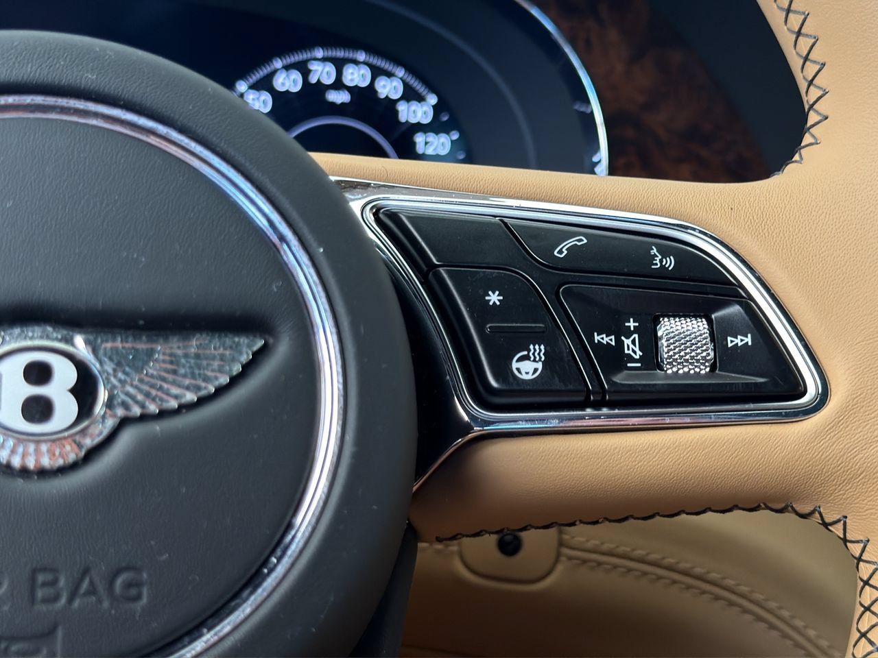 Used 2025 Bentley Bentayga AWD/4WD image 32