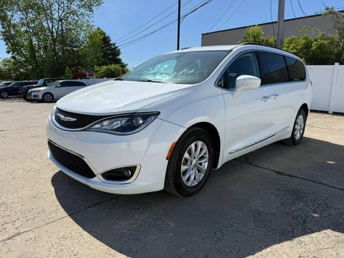 Used 2017 Chrysler Pacifica Touring-L FWD image 5